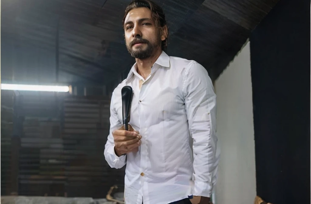 um homem velho, cabelo cinza, estressado, nervoso, rico, bem vestidos