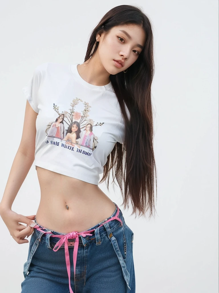Chica de Araffe con cabello largo que viste una camisa blanca y jeans, foto de chica delgada model, jennie rosa negro, parque roseanne de blackpink, modelo de moda femenina coreana, Heonhwa Choe, con camiseta corta rota, jossi de blackpink, foto de chica delgada, Gongbi, usando blusas cortas, vistiendo top corto, camisa y jeans kawaii