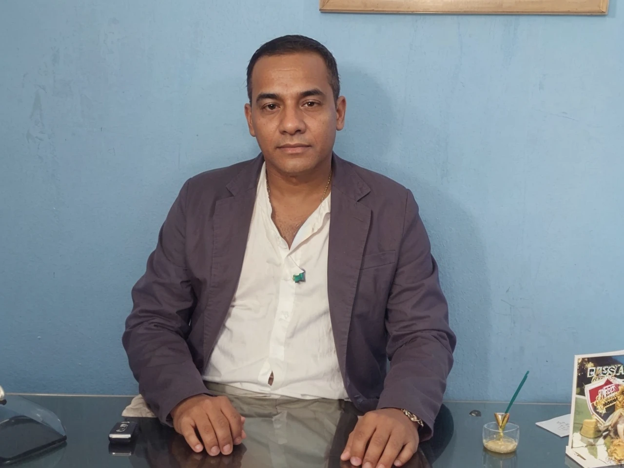 Crie a foto de um jovem semelhante ao homem dessa imagem