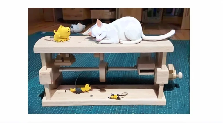 there is a cat that is sitting on a table with a mouse, inspired author：Rube Goldberg, author：Rube Goldberg, Schrödinger cat, 精致的Rube Goldberg风格, wooden art toys on base, wooden art toys, white mouse technomage, 1/320, mouse, mouse咖啡馆, schrodinger's cat, wooden