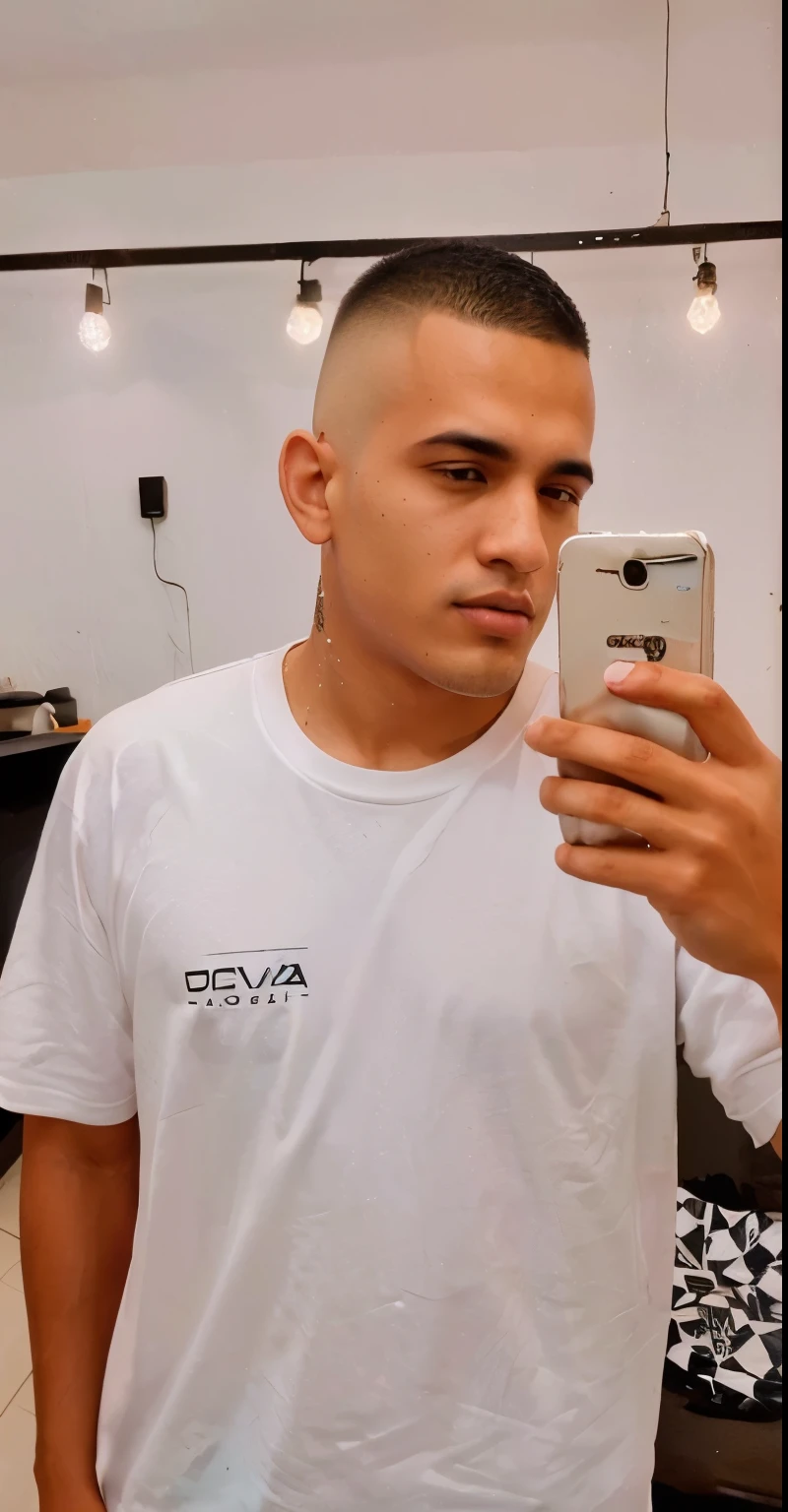 Homem de camisa branca tirando selfie com o celular, shaved head, caio santos, foto de perfil, Buzz Cut, careca raspada, Nick Silva, Diego Dayer, profile picture with headshot, inspirado em Jacob Pynas, edu souza, Direction: Tuvia Beeri, cabelo raspado, inspirado em Carlos Berlanga, edon guraziu