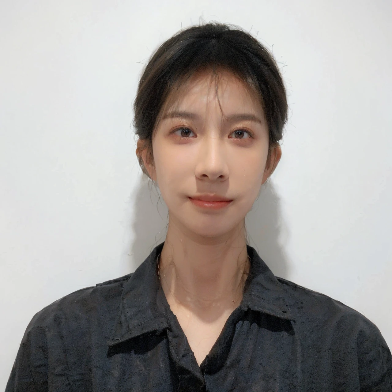 Best quality,Masterpiece,Ultra-high resolution,(Photorealistic:1.4),RAW photo,(Authentic skin texture:1.3),,(filmgrain:1.3),(Selfie angle),1girll,,Beautiful detailed eyes and face,Masterpiece,Best quality,Close-up,The upper part of the body,high-necksweater,white background,grin