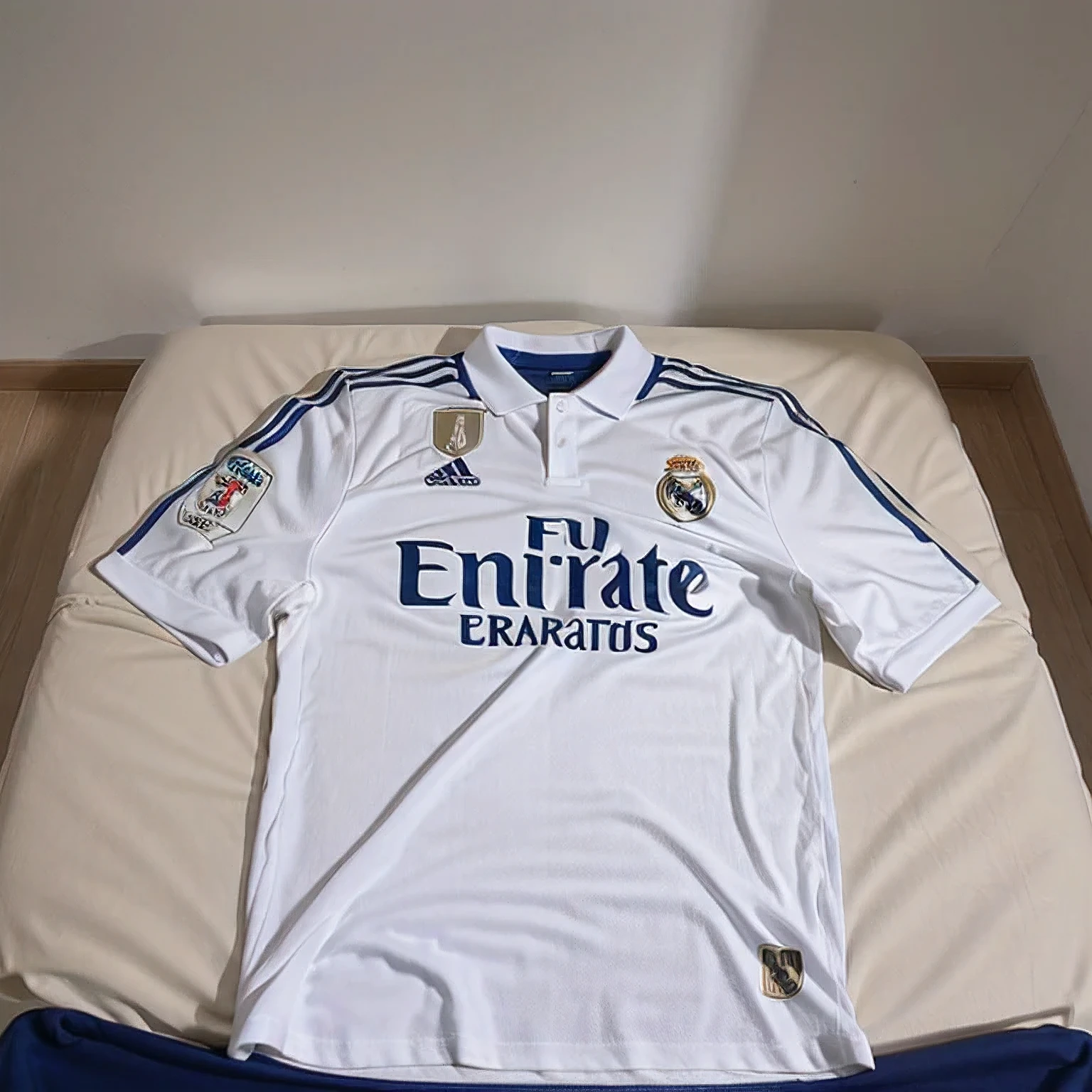 A camisa do real madrid_do futebol em uma mesa