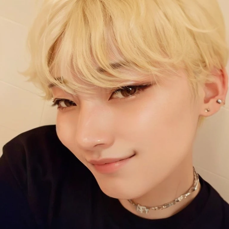 un primer plano de una persona con un collar en el cuello, Sunoo, kim Sunoo,kim Sunoo \his right eyelid is swollen, headshot foto de perfilture, pale korean adorable face, kim Sunoo, imagen de perfil, kim Sunoo, Kim Sunoo\los labios carnosos, Kim Sunoo, Kim Sunoo de pelo negro, Kim Sunoo foto de perfil