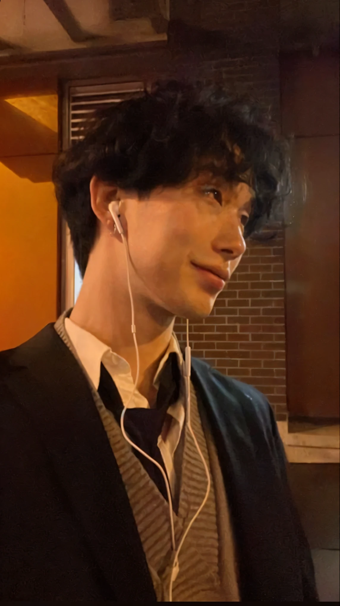 there is a man with headphones and a jacket, taken at the beginning of 2020, Finn Wolfhard, ele tem cabelo castanho curto e encaracolado, Kim Doyoung, inspirado em jeonseok lee, Jinyoung Shin, taejune kim, Foto do perfil, como personagem de anime, Cai Xukun, Jungkook, delicate androgynous prince, com fones de ouvido