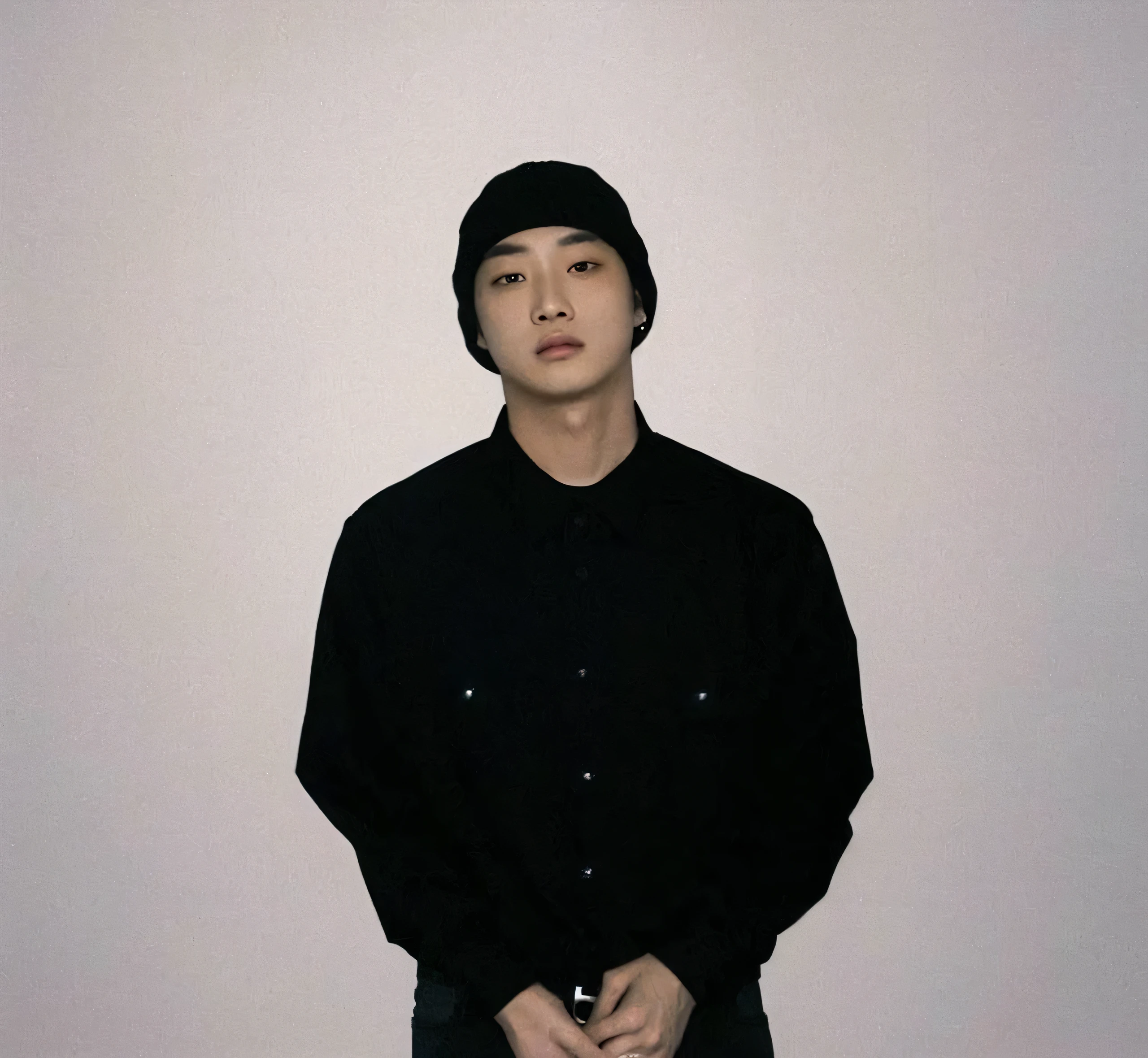 Arafed man in black shirt and black pants standing with hands in pockets., hyung tae, kim taejin, retrato de Jinhyeong, inspirado en Yopon Keeho, Estoy bebiendo, hyung-tae kim, hyung-tae kim, shigeto koyama, inspirado en Joong Keun Lee, Hong June Hyung, vistiendo ropa negra