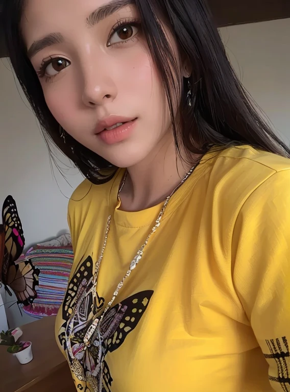 hay una mujer con un collar de mariposas en el cuello, wearing a modern amarillo tshirt, wearing amarillo croptop, wearing amarillo floral blouse, verdadera locomotora, with amarillo cloths, hermoso, (((amarillo))), en camiseta, amarillo clothes, beautiful amarillo woman, mujer encantadora, 8K)), imagen de perfil, imagen de muy muy baja calidad, Ayahuasca