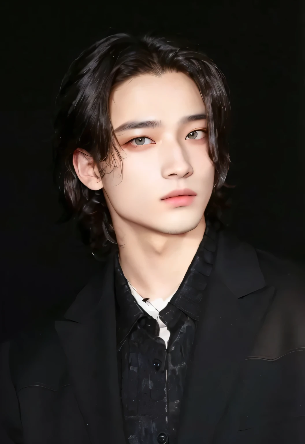 Imagen de un hombre con chaqueta negra y corbata, mirada y ojos intimidante, guapo con facciones alemanas hyunjin from STRAY KIDS