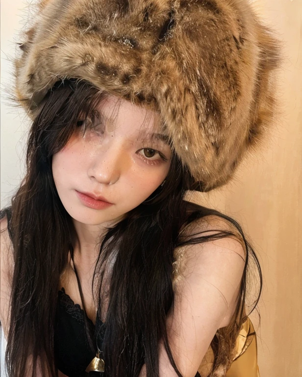 (best quality) uma garota, Asian, cabelos escuros pretos, magra, bonita, olhos grandes e castanhos, contains a brown Russian ushanka with black details on the head.