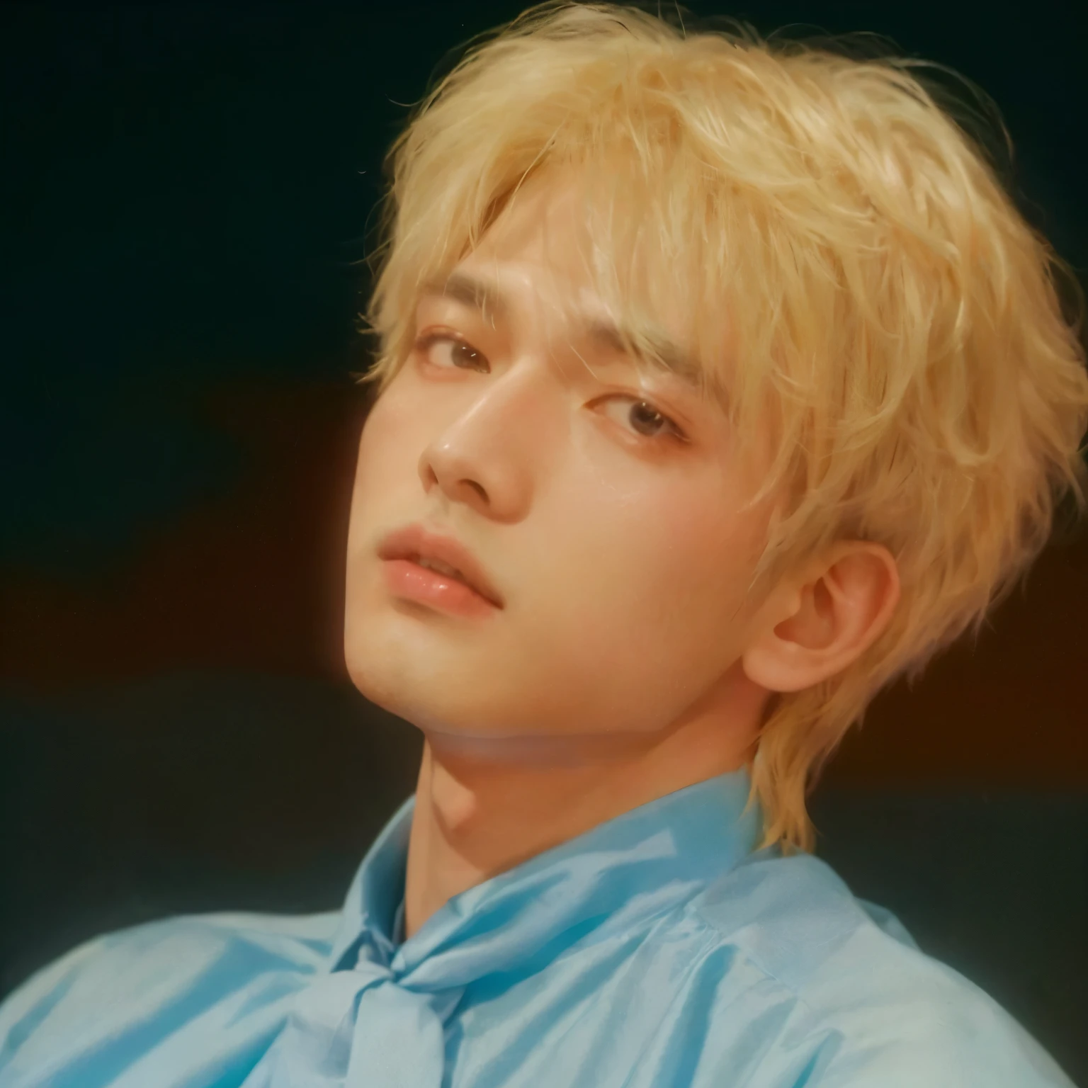 Chico rubio con camisa azul y corbata mirando algo, cai xukun, kang taehyun from tomorow x togetherkang taehyun from tomorow x together, chico rubio con ojos amarillos, kang taehyun from tomorow x together, hyung tae, jinyoung shin, diez lee, delicate androgynous prince, yanjun chengt, inspirado en kang taehyun from tomorow x together kim taejin, xqc, retrato de kang taehyun from tomorow x together