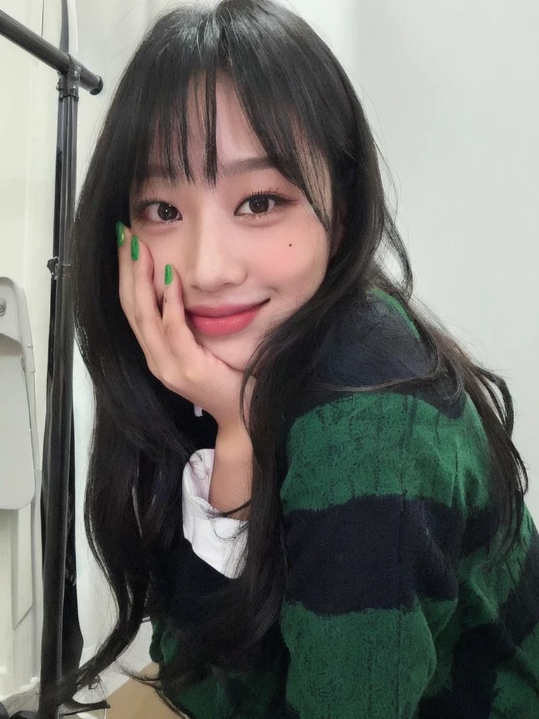 Asian girl arafed with green paint on face and hand., Lalisa Manobal, jossi de blackpink, Lalisa Manoban de Blackpink, jennie rosa negro, she has black hair Con flequillo, ulzzang, jaeyeon nam, pale korean adorable face, parque roseanne de blackpink, Con flequillo, tzuyu de dos veces, jinyoung shin, Ha Sooyoung, Yves de loona