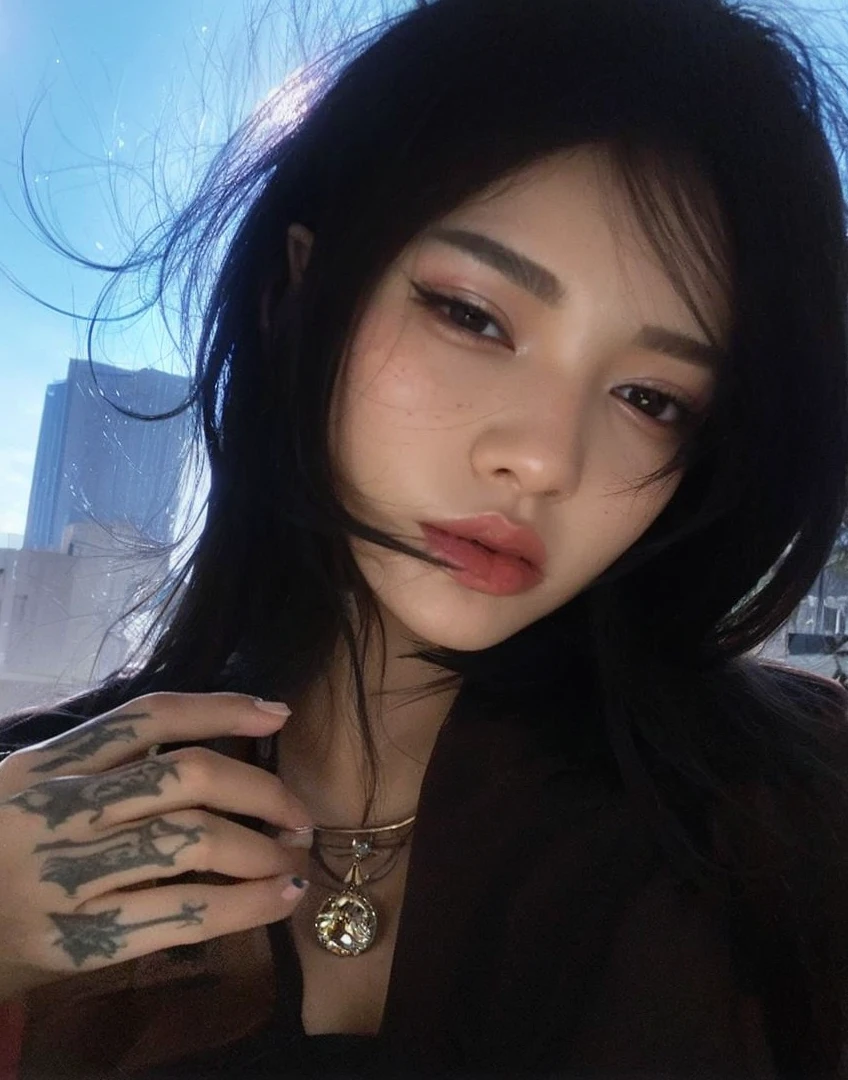 Un primer plano de una mujer con un tatuaje en el brazo, ulzzang, cruel korean goth girl, Xision Wu, Jinyoung Shin, con cabello largo y ojos penetrantes, Ella tiene el pelo negro con flequillo, south east asian with round face, Lulu Chen, Parece una mezcla de grimes, Xintong Chen, Retrato de Jennie Kim do ex grupo Blackpink