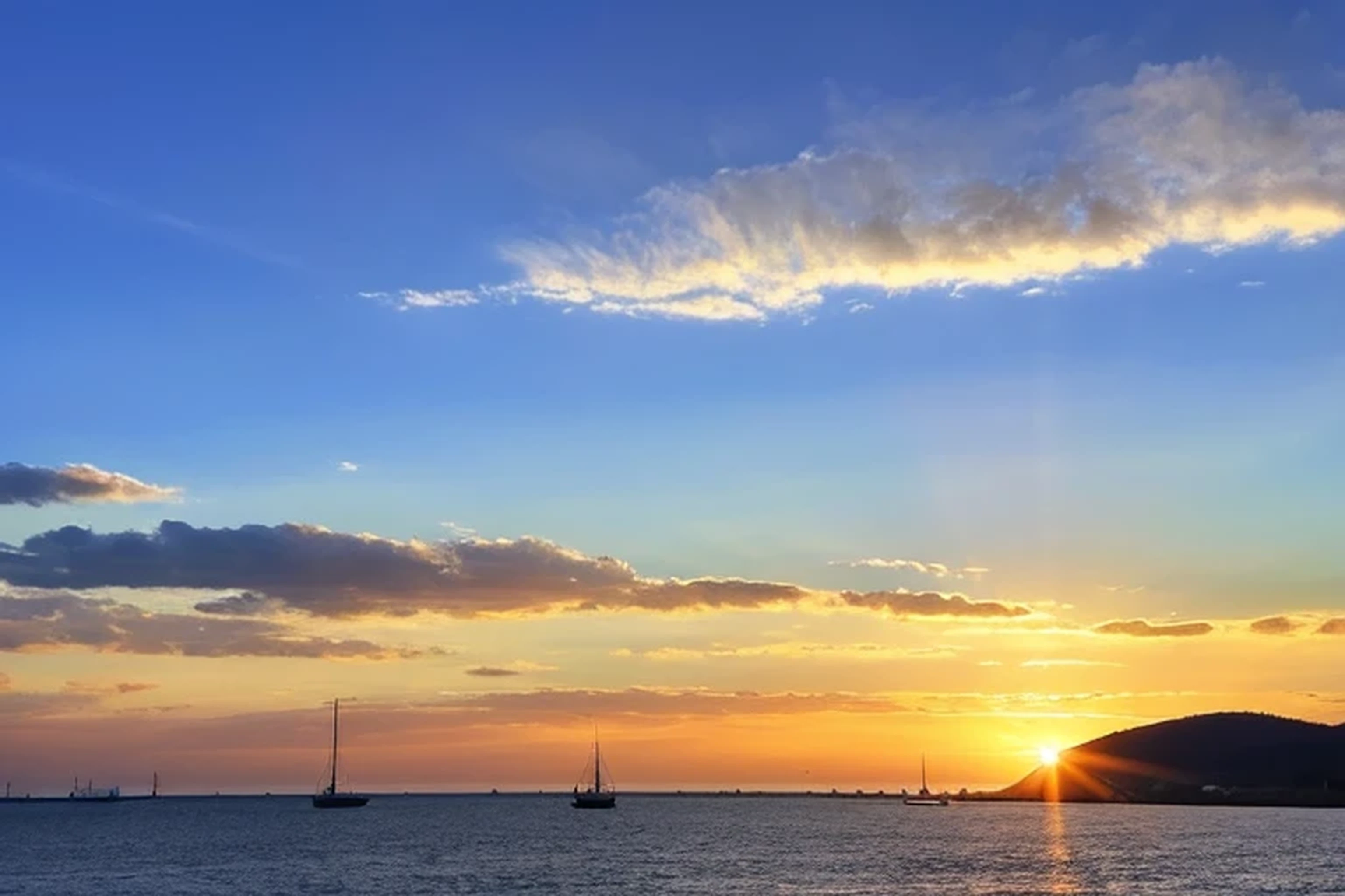 best quality,landscape,sun,Sun's light,Blue sky,good weather