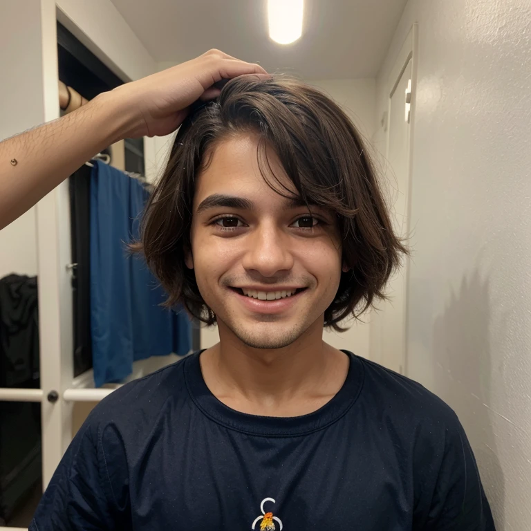 Um de cabelos pretos um pouco longo e de olhos azuis sorrindo ele estar na liberdade