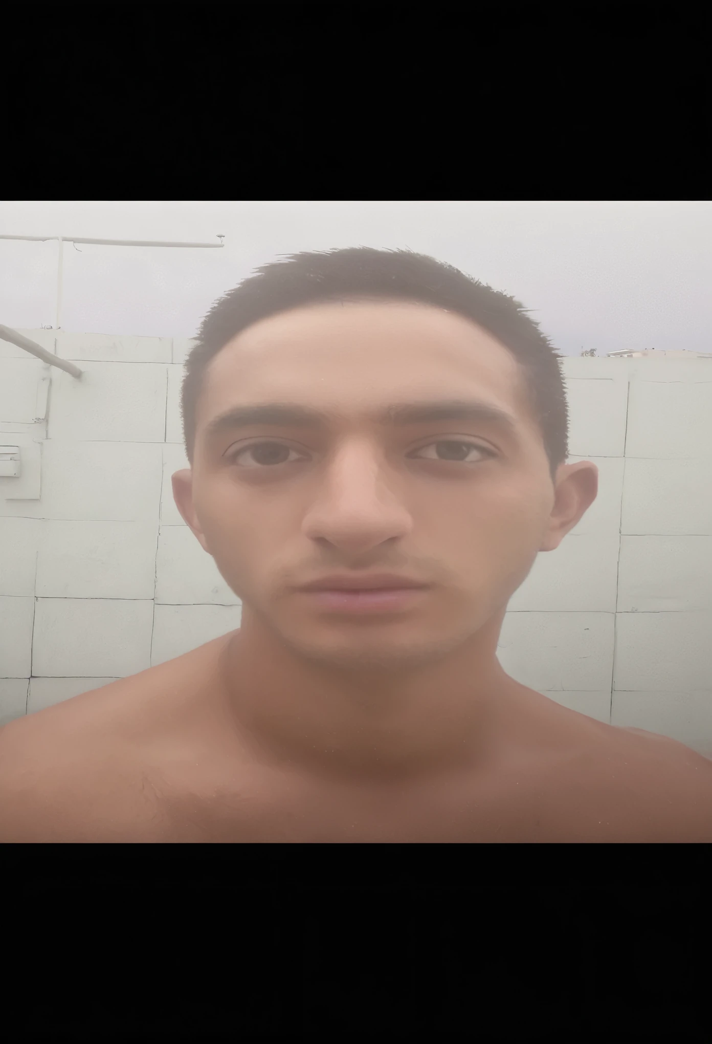 ((obra maestra)), ((mejor calidad:1.2)), high resolution, 8K, (ultra_realista:1.3), (photorealista:1.4), fondo de pantalla, enfoque masculino, PBR, Un retrato de un joven atractivo y perfecto rostro guapo., (pelo cortado al rape:1.2), looking to the camera, Photoshoot, vistiendo una camiseta sin mangas de corte cuadrado, al aire libre, Atardecer, twilight, expanding urban city, ((cuerpo sexy))
