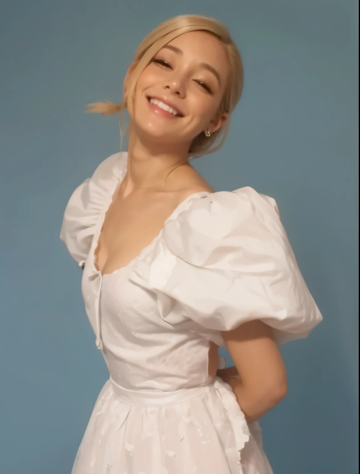 Garota loira sorrindo