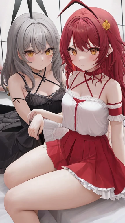2 chicas en、una chica de belleza、Pelirrojo、pelo de lobo、‎Class、Sube una falda a cuadros para lucir su llamativa ropa interior amarilla.、doble diente、alto、、piernas flacas、Figura delgada、clean nails、Teleface、