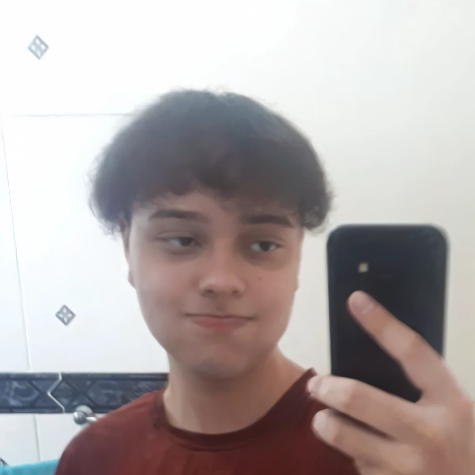 There's a man taking a selfie in the mirror, 18 anos de idade, cerca de 19 anos, 1 6 anos, imagem frontal, imagem de qualidade muito baixa, 21 anos de idade, 22 anos de idade, 23 anos, 19 anos, foto de corpo inteiro, cerca de 20 anos, tommy 1 6 anos, mudar roupa para uma roupa sexy semi nua