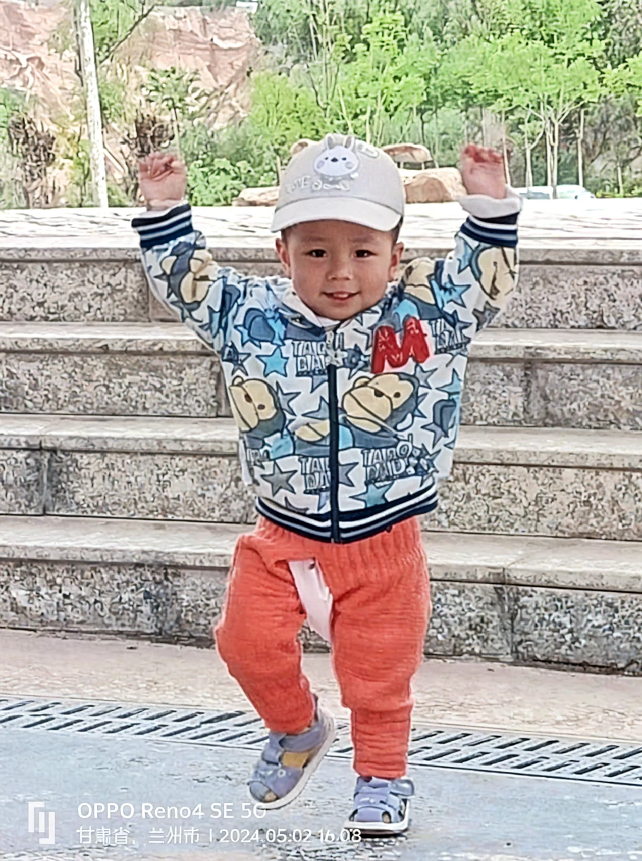 Alafed boy in brown jacket holding bottles and bags, yanjun cheng, jinyiwei, 2 years old, , yihao ren, Inspired by Zou Yigui, child, inspired by Bian Jingzhao, zmonzheng, identical,