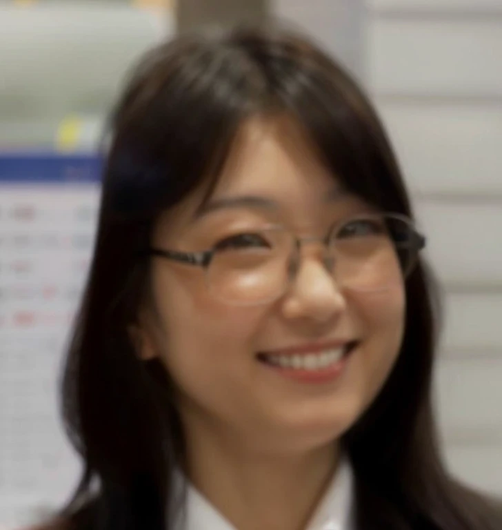 Japanese women, Age 25。Wear glasses、Long Hair、express a smile