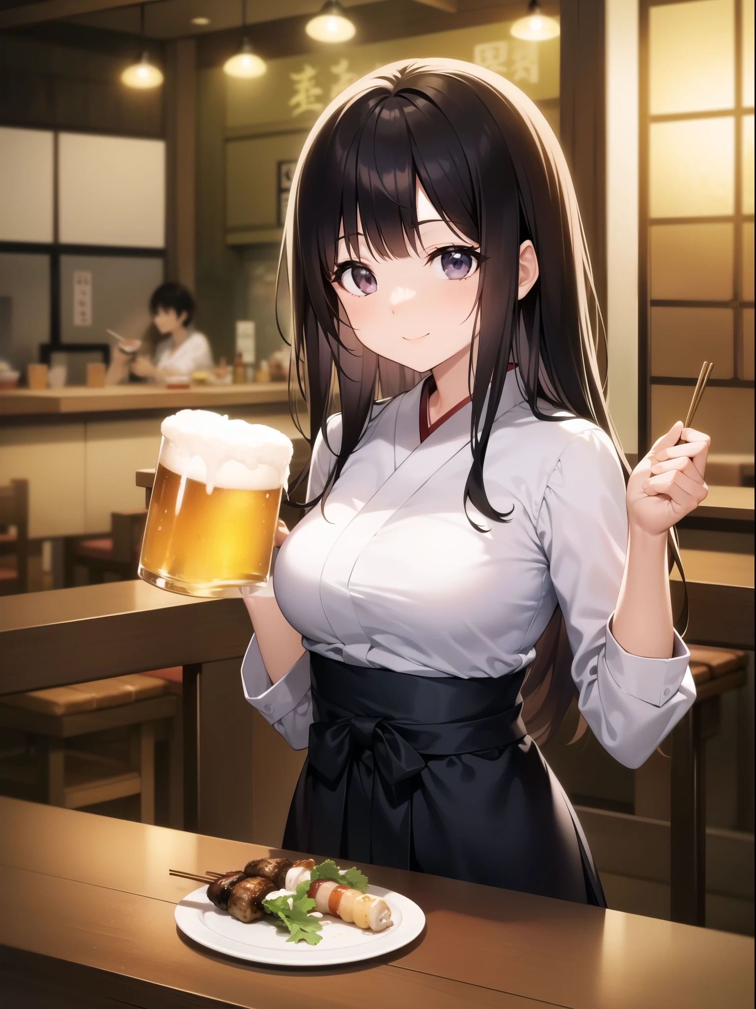 At a Japanese izakaya、A woman drinking beer at a table with plates of yakitori。Woman wearing a white shirt、Smiling and holding a beer mug。In the background is a Japanese izakaya counter and rows of wooden chairs.、There is a warm atmosphere。