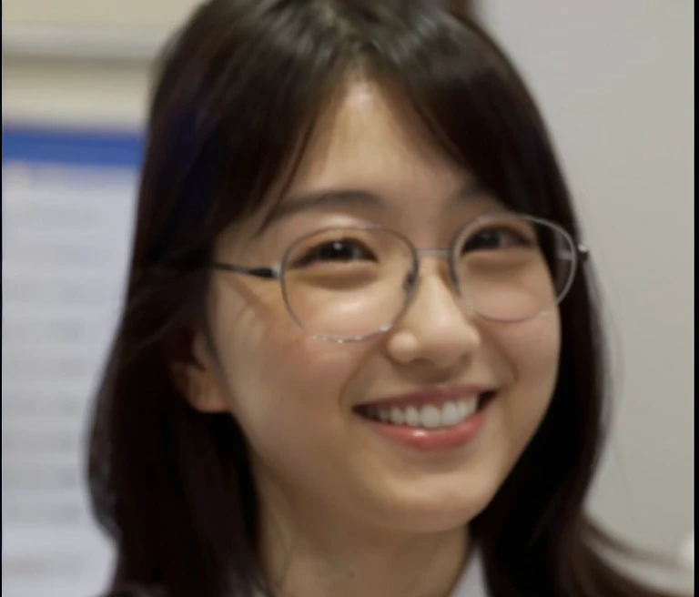 Japanese women, Age 25。Wearing glasses、Long Hair、Show smile