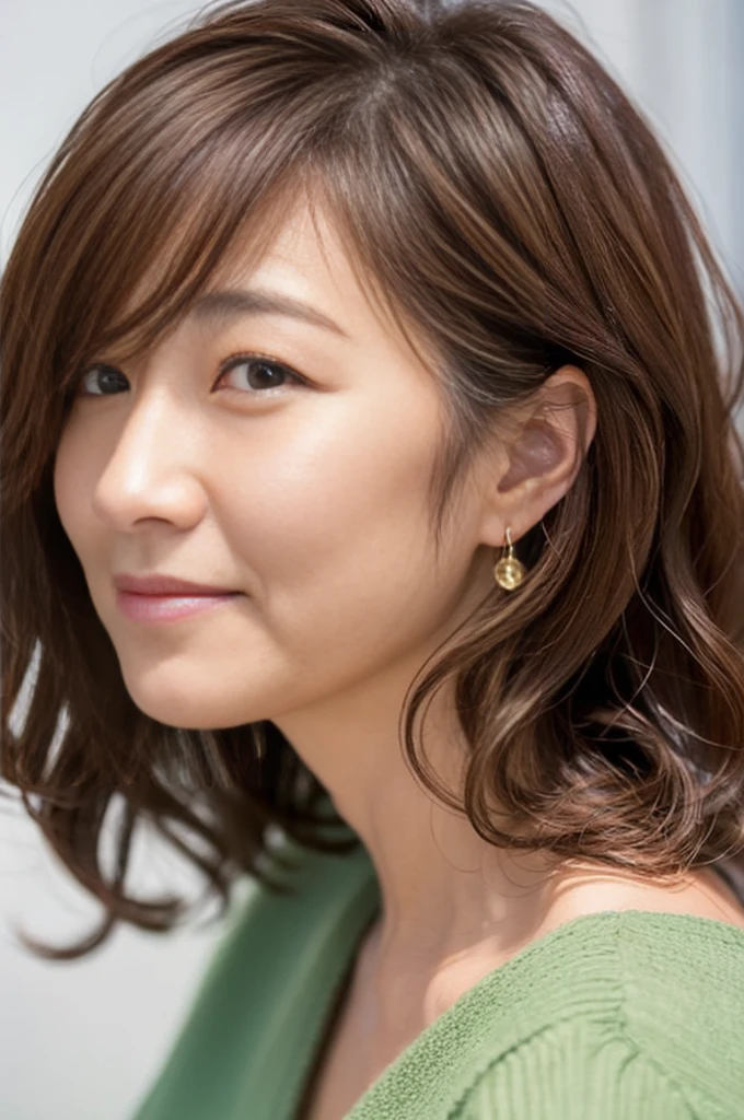 Japanese women、50 years old、Medium-haired brown hair、Wavy Hair、Close-up
