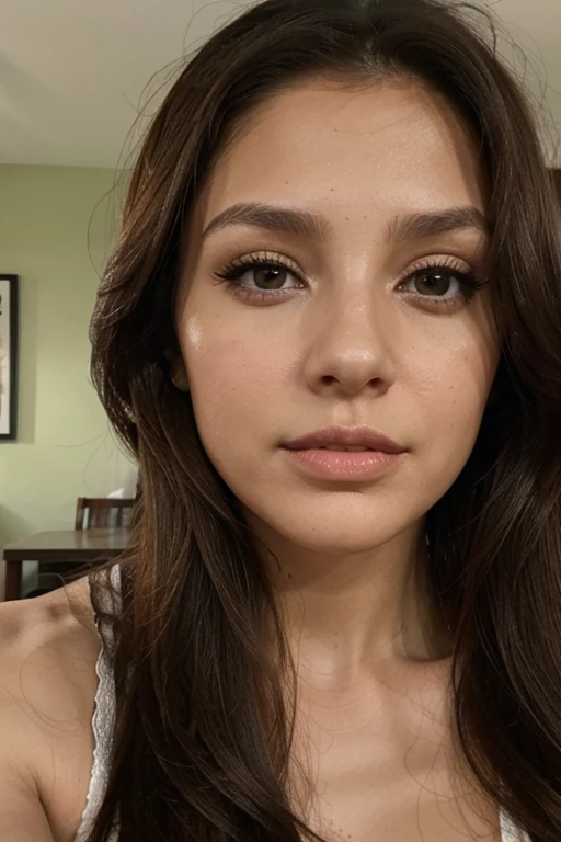 mujer hermosa, latina, Brown hair, ojos verdes, labios carnosos color rojo, nariz respingada, piel suave