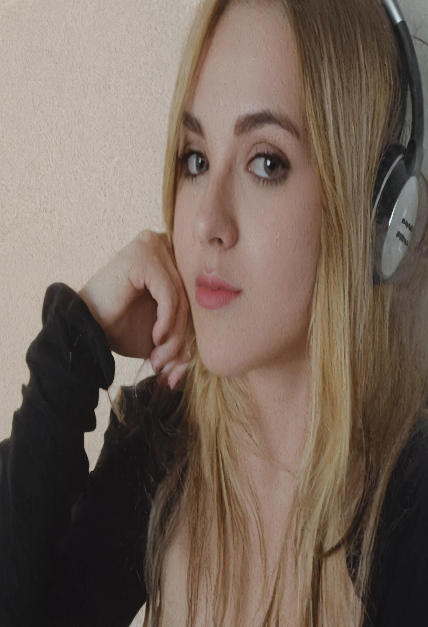 Desnuda tocando sus pechos