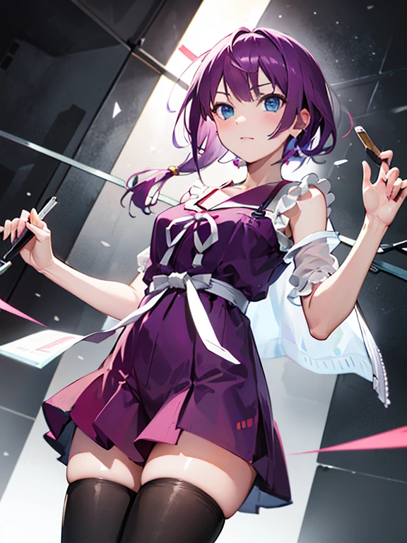 mesa, Of the highest quality, high resolution, 1 chica, Hitagi Senjogahara, Hitagi Senjogahara, pelo largo, blue eyes, cabello purpura, (pechos medianos:1.2), falda ROMPER, muslos muslos muslos, , atar, medias negras, zettai ryouiki, naoetsu alto , Take a break to observe the audience., tomar un descanso afuera,cuchillo de uso,,Apunta al enemigo,Un rostro lleno de intenciones asesinas.,