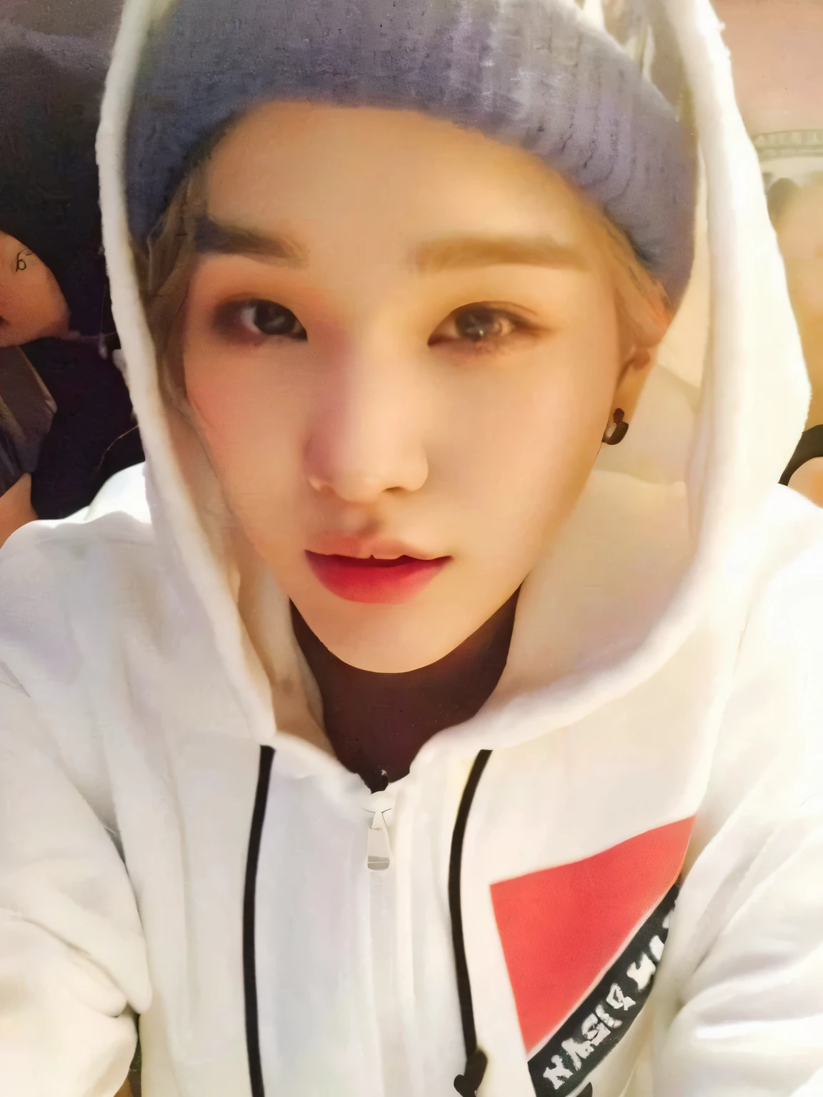 un primer plano de una persona que llevaba una chaqueta blanca y una capucha, Min Yoongi\los labios carnosos, Min yoongi, Yoongi, pale korean adorable face, Yoongi\'s grecian nose, accurate Yoongi face, Yoongi.