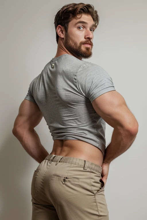 Un hombre con la cara se parece a braden werch., Su cuerpo es musculoso y pe barba dentada. Full body. Camisa Fajada,((big butt)), backside manly, brown trouser