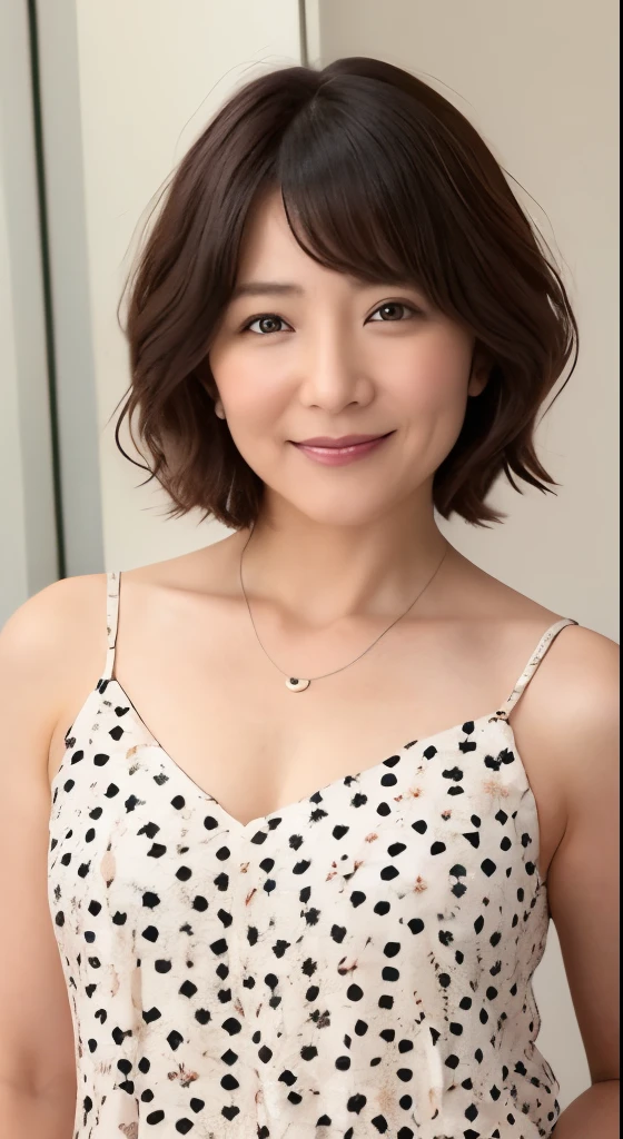 40-year-old woman、short hair