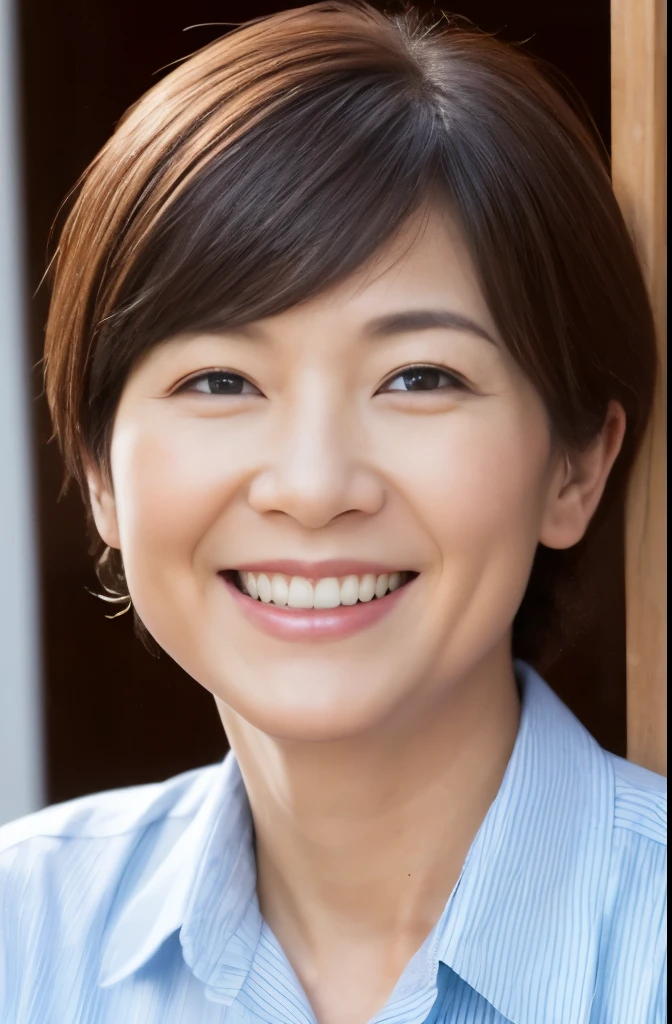 50-year-old women、smiling、short hair