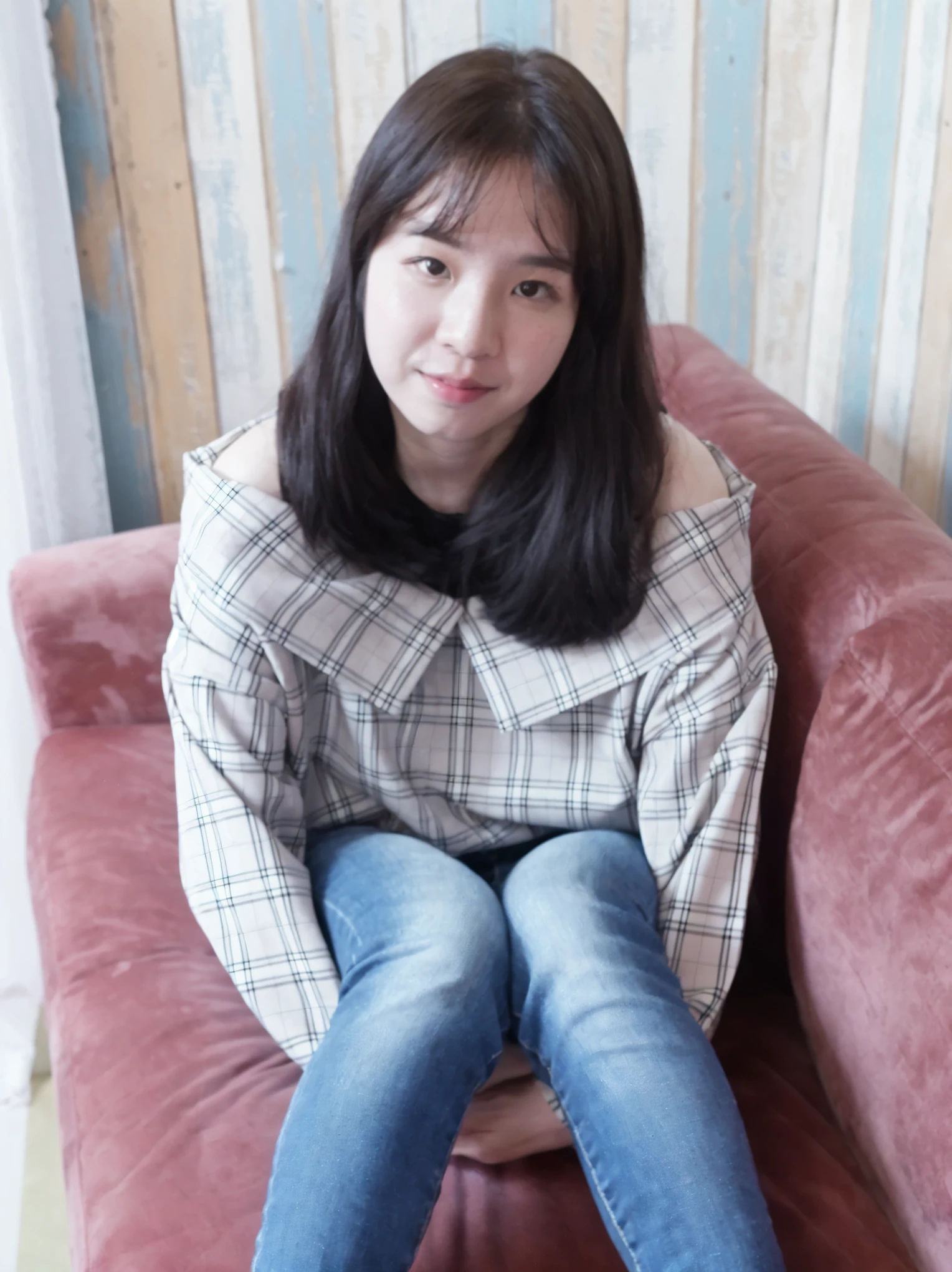 arafed woman sitting on a pink couch with her legs crossed, taken with canon eos 5 d mark iv, taken with canon eos 5 d, heonhwa choe, taken with canon 8 0 d, jinyoung shin, reluvy5213, sitting on the sofa, jaeyeon nam, park ji-min, taken with a canon eos 5 d