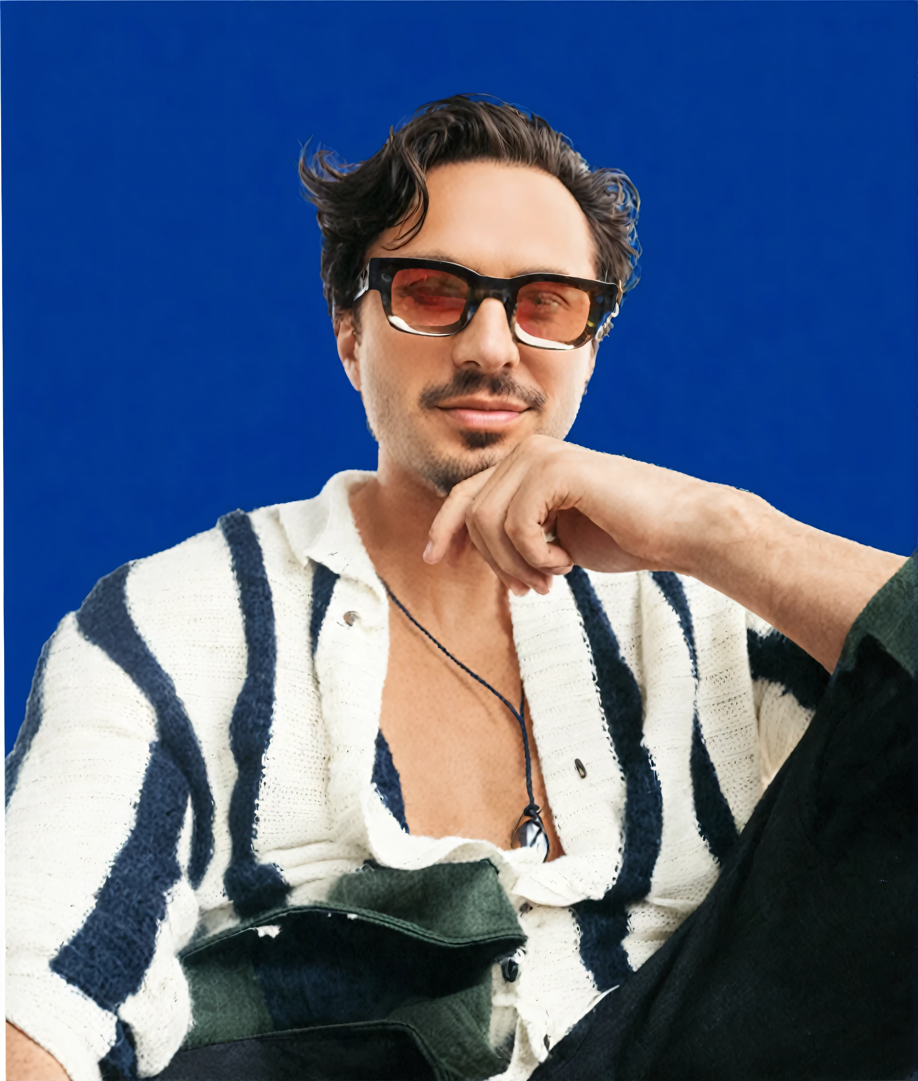 Melhorar imagem, foto alta qualidade, man with wool shirt, lentes vermelhas, alta qualidade