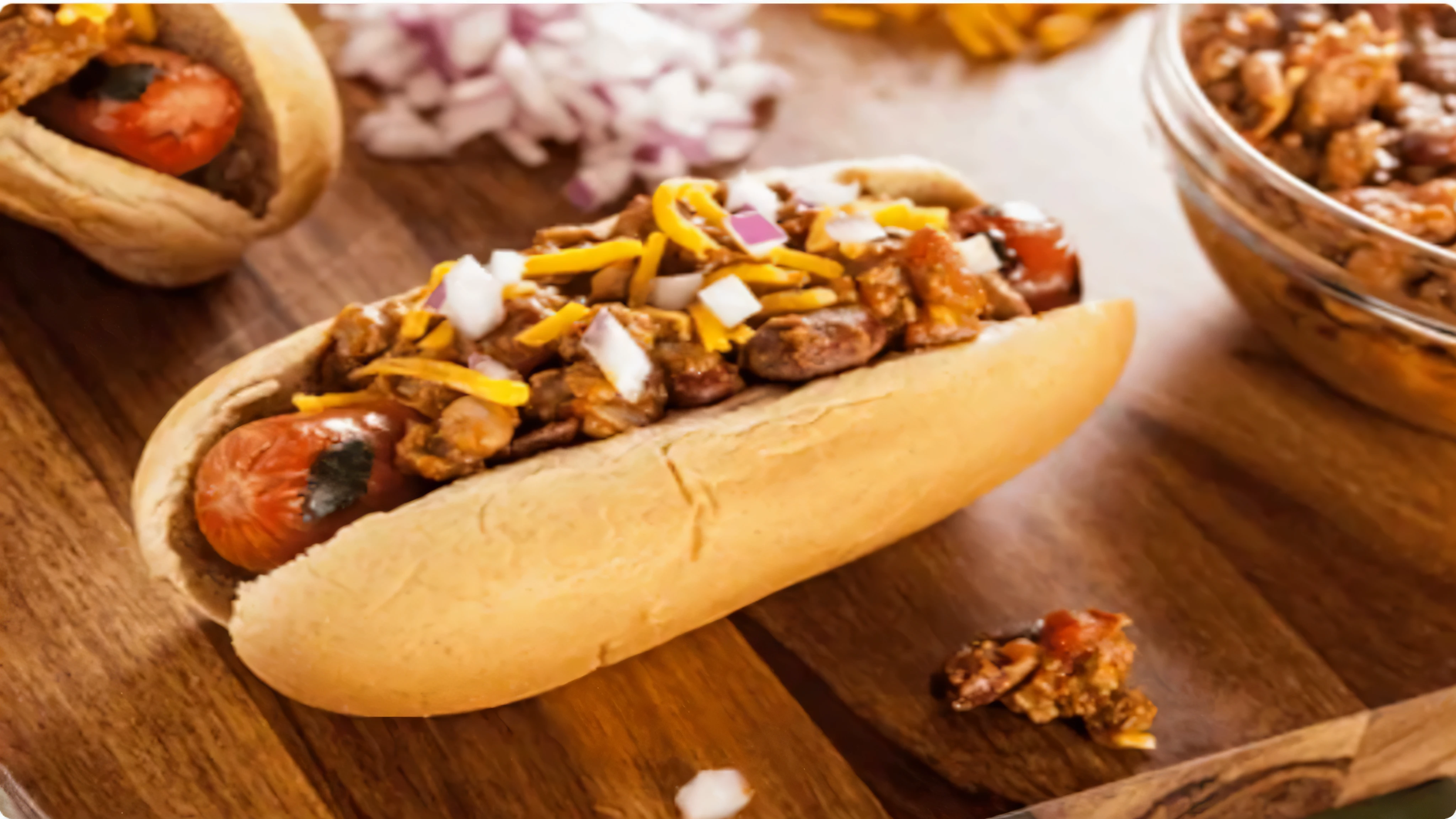 there is a cachorro-quente with Pimenta, Queijo, and onions on a wooden board, cachorro-quente, cachorros quentes, salsicha, desleixado, chorizo salsicha, salsichas, ❤🔥🍄🌪, salsicha, receita, Pimenta, Churrasquinho, Delicioso, casca de batata, comercial de alimentos 4k, albuquerque, recurso, minced meat, imagem impressionante, gato cachorro