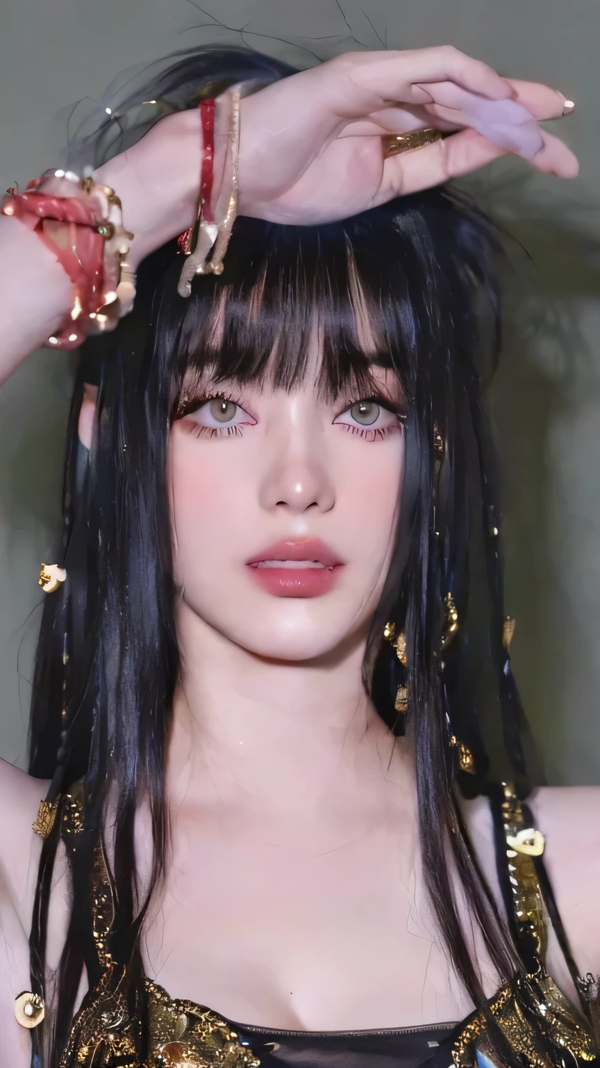 Un primer plano de una mujer con cabello largo con un vestido dorado, con pelo largo y ojos penetrantes, detailed face of an asian girl, con hermosos ojos detallados, pelo negro y ojos grandes, solo skydoll, beautiful cyberpunk girl face, bella delfina, con ojos angustiados y cabello oscuro, chinese doll face, ella tiene orejas de elfo y ojos dorados