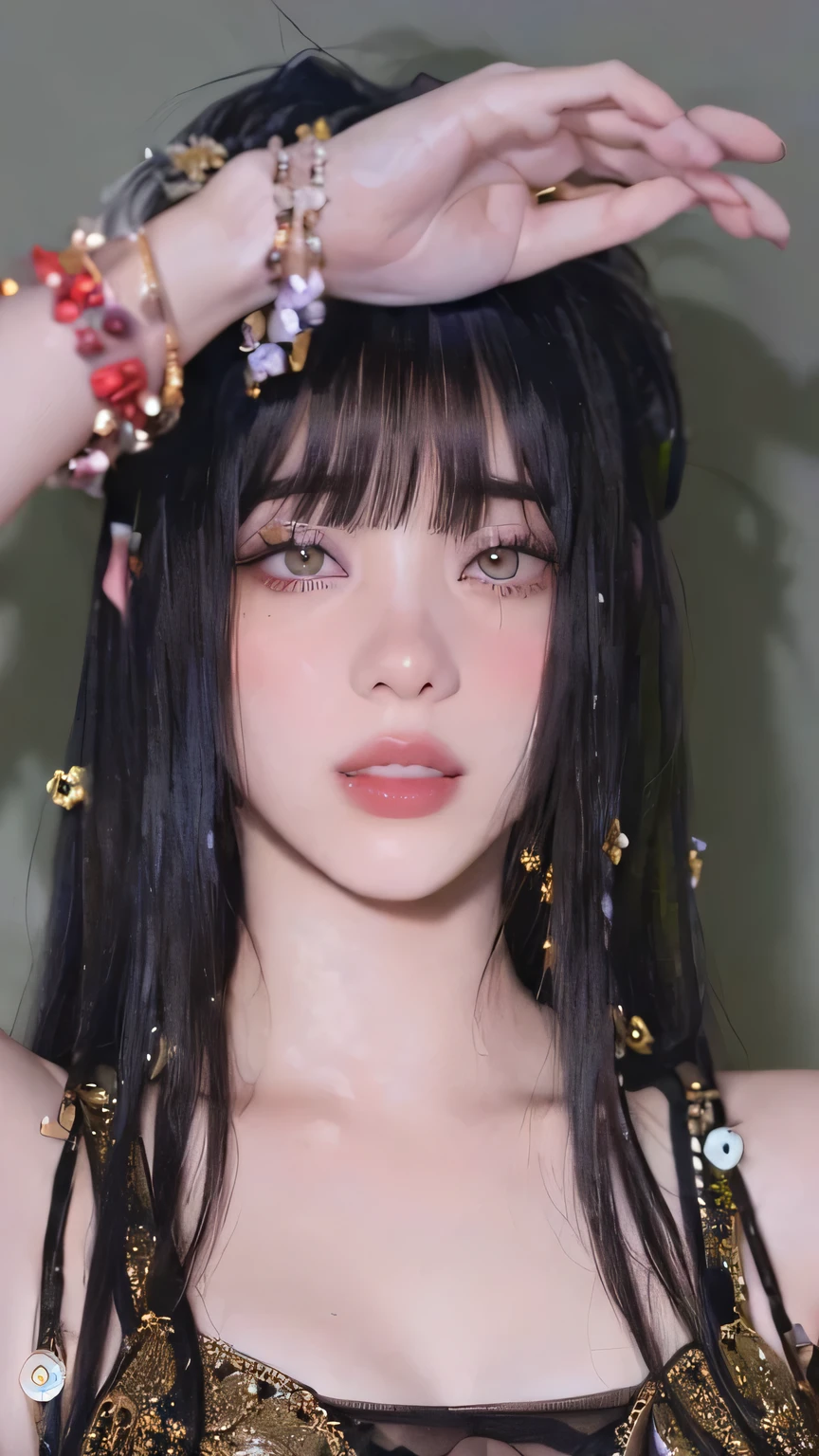 Un primer plano de una mujer con cabello largo con un vestido dorado, con pelo largo y ojos penetrantes, detailed face of an asian girl, con hermosos ojos detallados, pelo negro y ojos grandes, solo skydoll, beautiful cyberpunk girl face, bella delfina, con ojos angustiados y cabello oscuro, chinese doll face, ella tiene orejas de elfo y ojos dorados