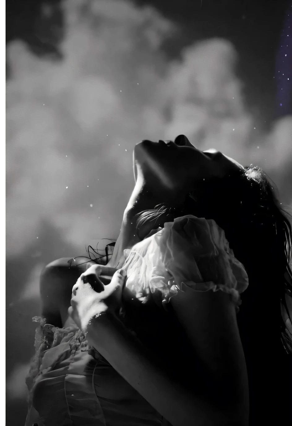 Une femme qui regarde en haut le ciel, la nuit, une touche de sensualité