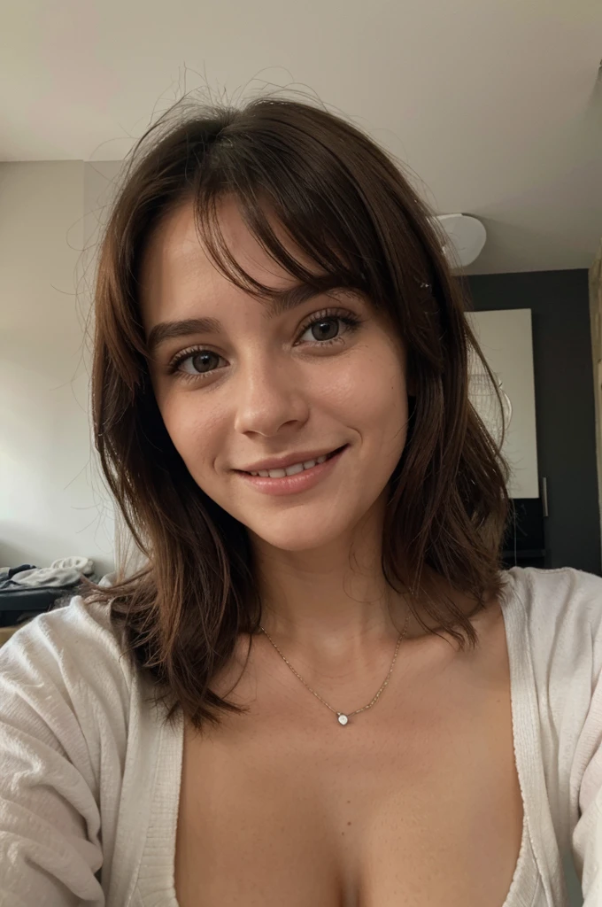 fait moi une femme brune qui sourie , qui a 20 ans , qui viens de se reveiller de son lit et qui prend un selfie