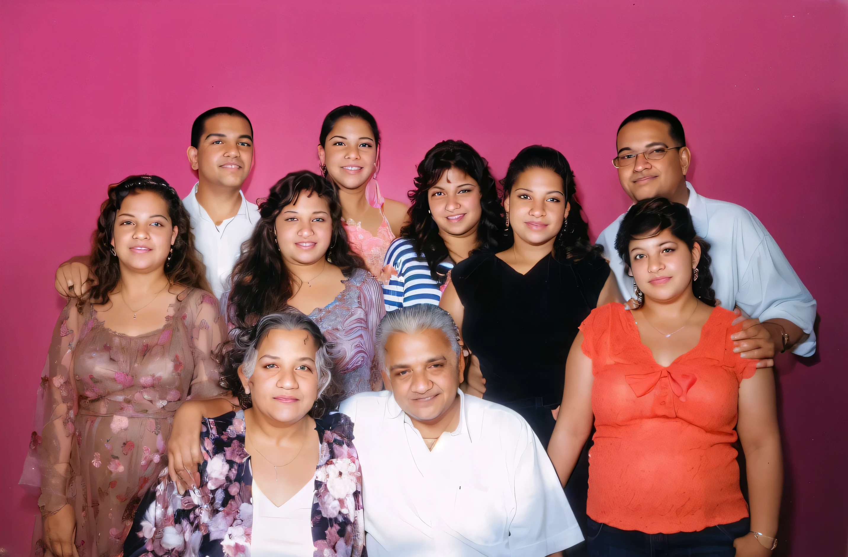 hay muchas personas posando juntas para una foto frente a una pared rosa, familia photo, familia portrait, foto realista, familia, foto 2 0 1 0, luis nieves sr, happy familia, en 2002, Post-noise processing, cr3, fotoshop, taken in the late 2000s, foto coloreada