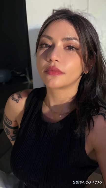 There is a woman with a tattoo on her arm and a black top, Mulher de 30 anos, 3 0 anos de idade cabelo pretos e cacheados