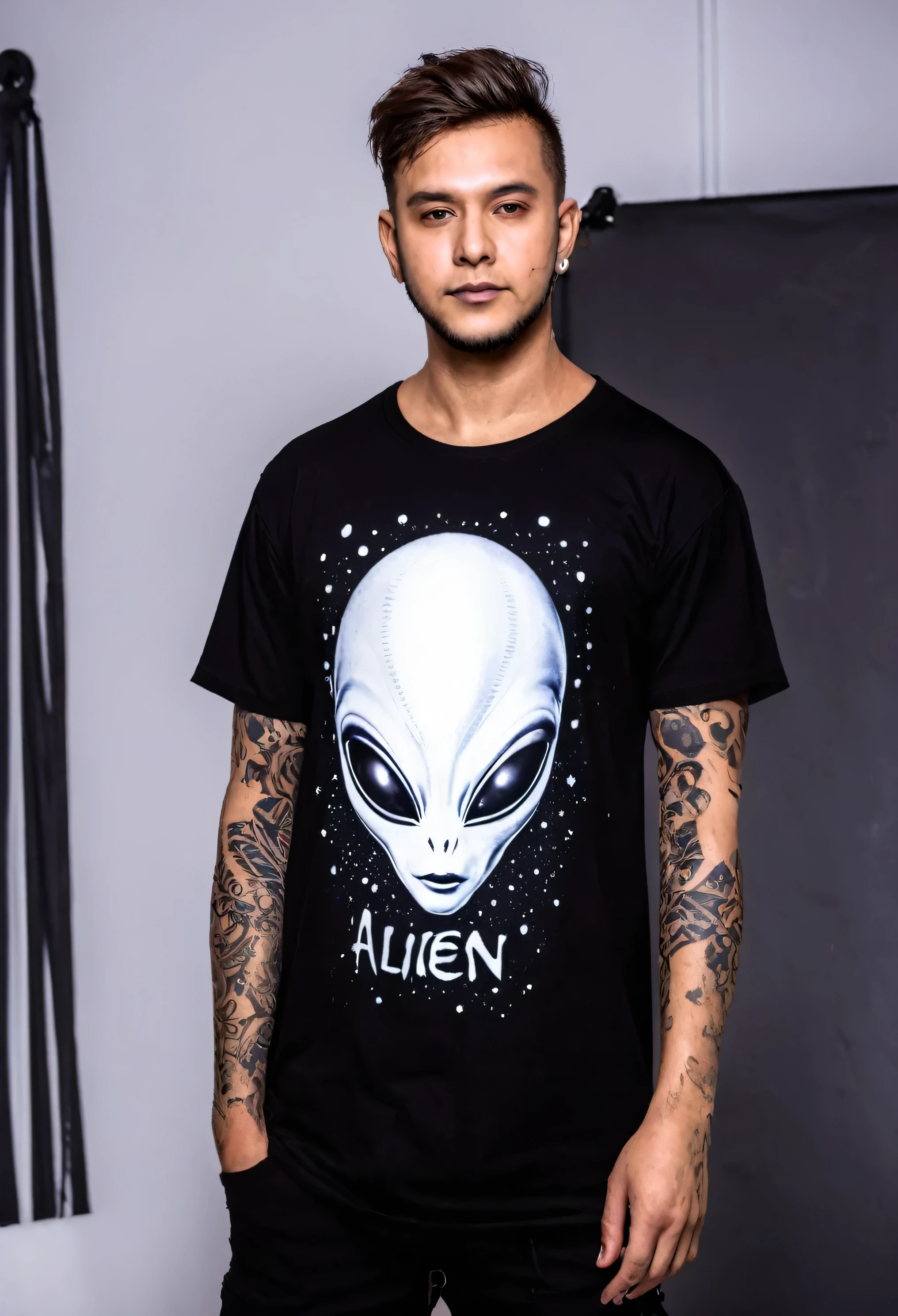 homem tatuado, usando camiseta preta com estampa alien, estampa preta e branca, com nome sebarito na estampa, over-size