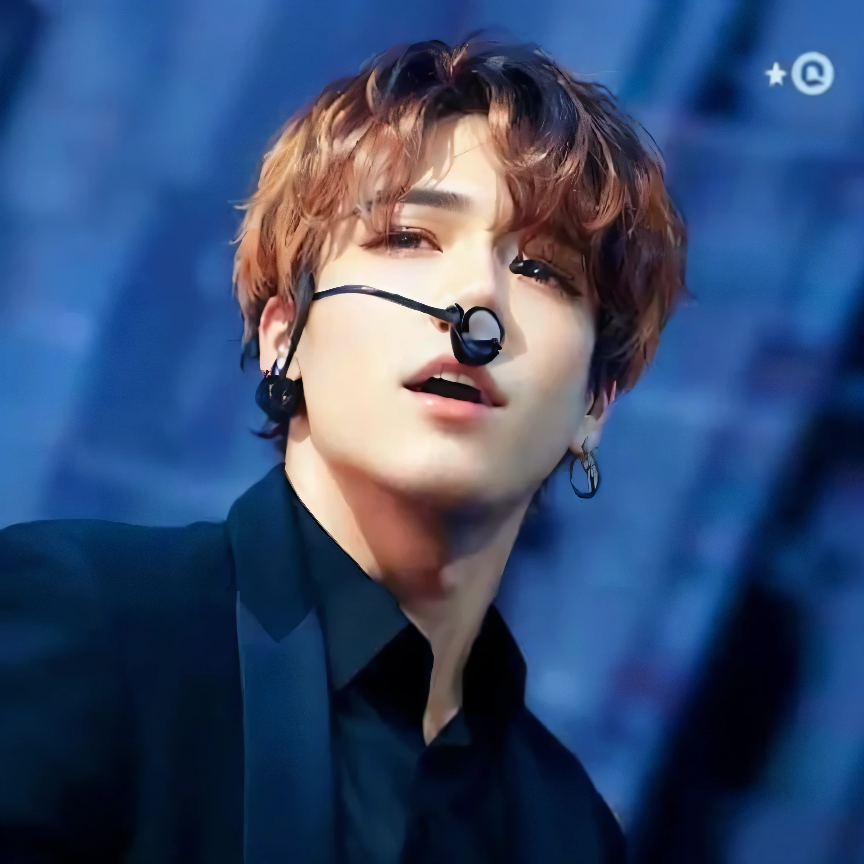 un primer plano de una persona vestida con una camisa negra y una corbata negra, jungkook, cai xukun, yoongi de pelo negro, mirada traviesa, ironic smile, Jimin\'s grecian nose, mirada amenazadora, he wears an eye patch, mirada inocente, Jimin\his right eyelid is swollen, Jimin\los labios carnosos, ojos claros y penetrantes
