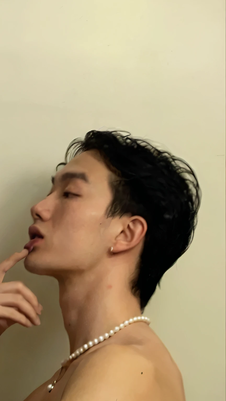 there is a man with a pearl necklace around his neck, 28 anos de idade, 27 anos de idade, 23 anos, taken at the beginning of 2020, queixo fino e pontudo, 22 anos de idade, menino rosto magro, 29 anos, asian man, Longque Chen, 18 anos de idade