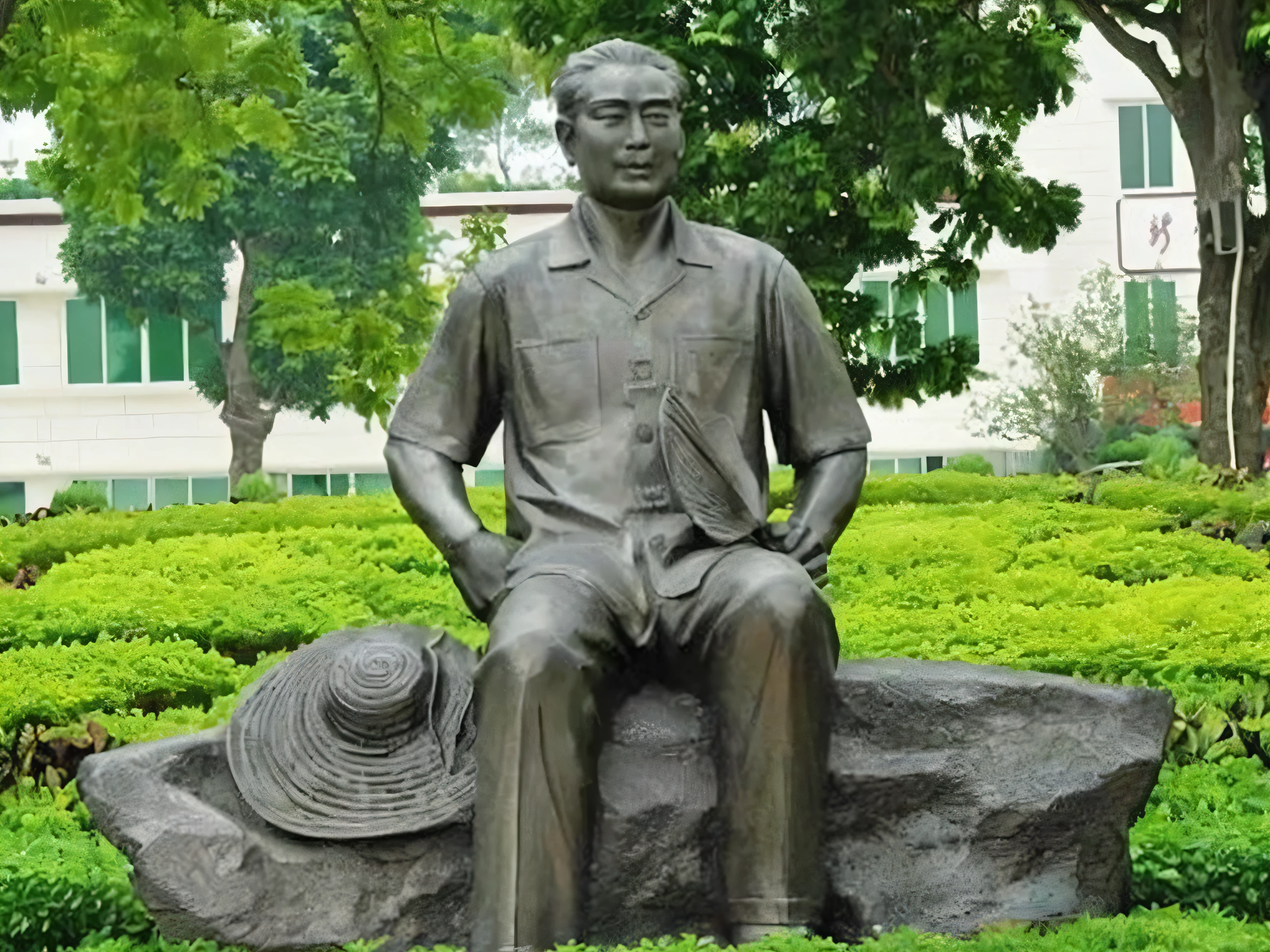 statue，Depicts a man sitting on a rock in a garden, The knife is in the, Guochao illustration style, masterpiece，High Definition，Ultra-high detail