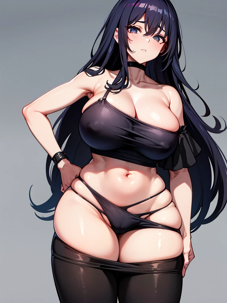 Uma de cabelo preto olhos azuis com peitos tamanho um pouco musculosa Grande com uma blusa preta e so de calcinha
