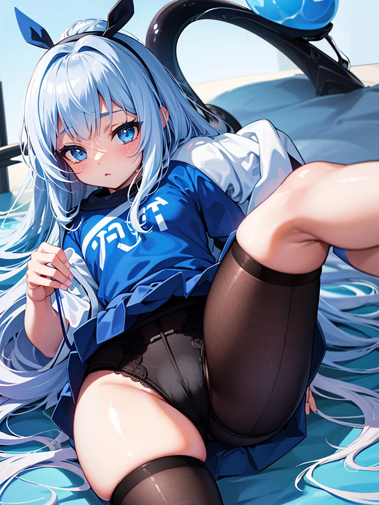 Uma oni adolescente de pele azul claro com chifres peqnos e com um moletom azul com branco com um decote nos , black pantieights, os peitos tamanhde