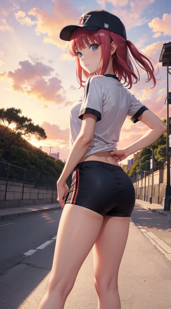 Nino Nakano ,manos detalladas,dedos detallados,pose sexy,ropa deportiva con gorra,parque atardecer